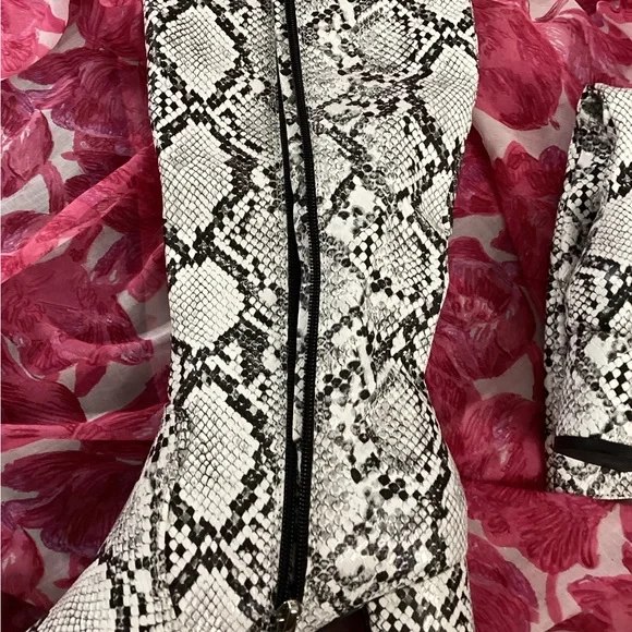 Black & White Snakeskin Pattern Heeled Boots Various Sizes - Picture 7 of 10